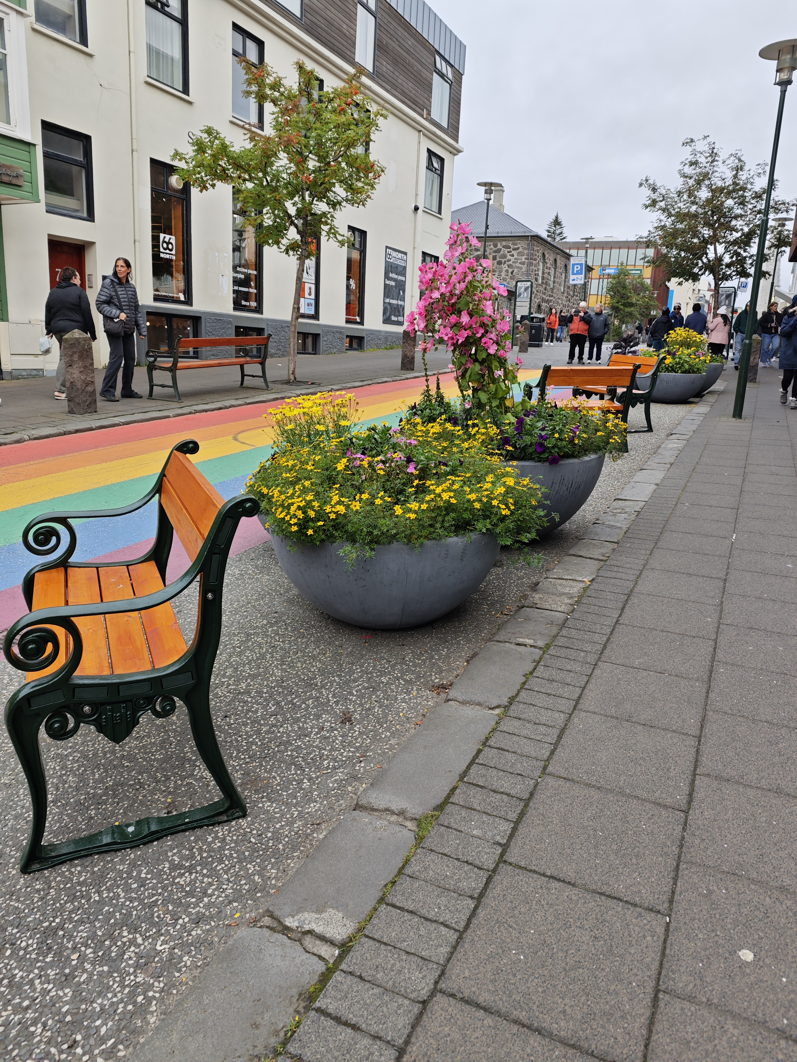 又回到彩虹街了