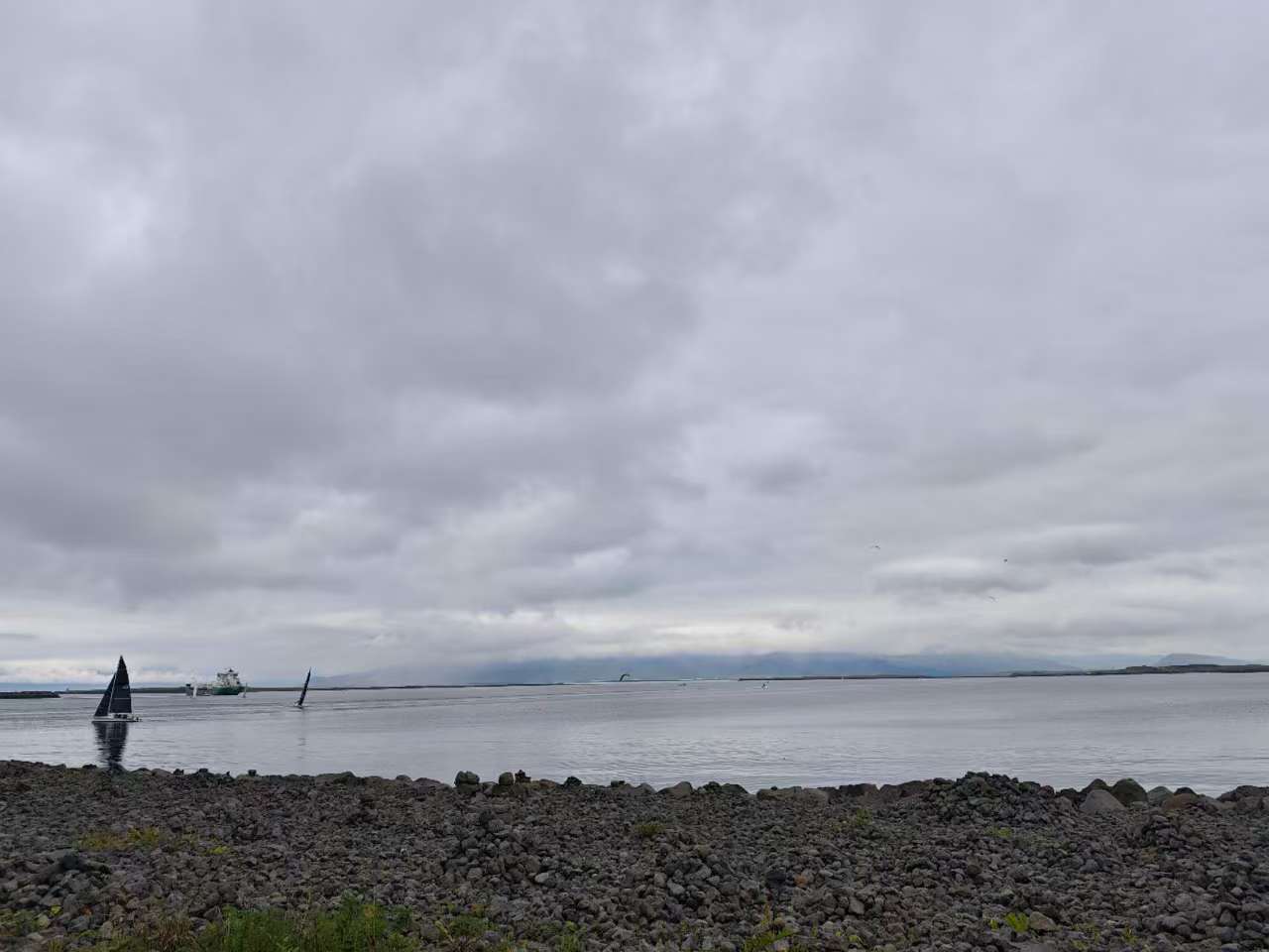 云把海对面的山全盖住了