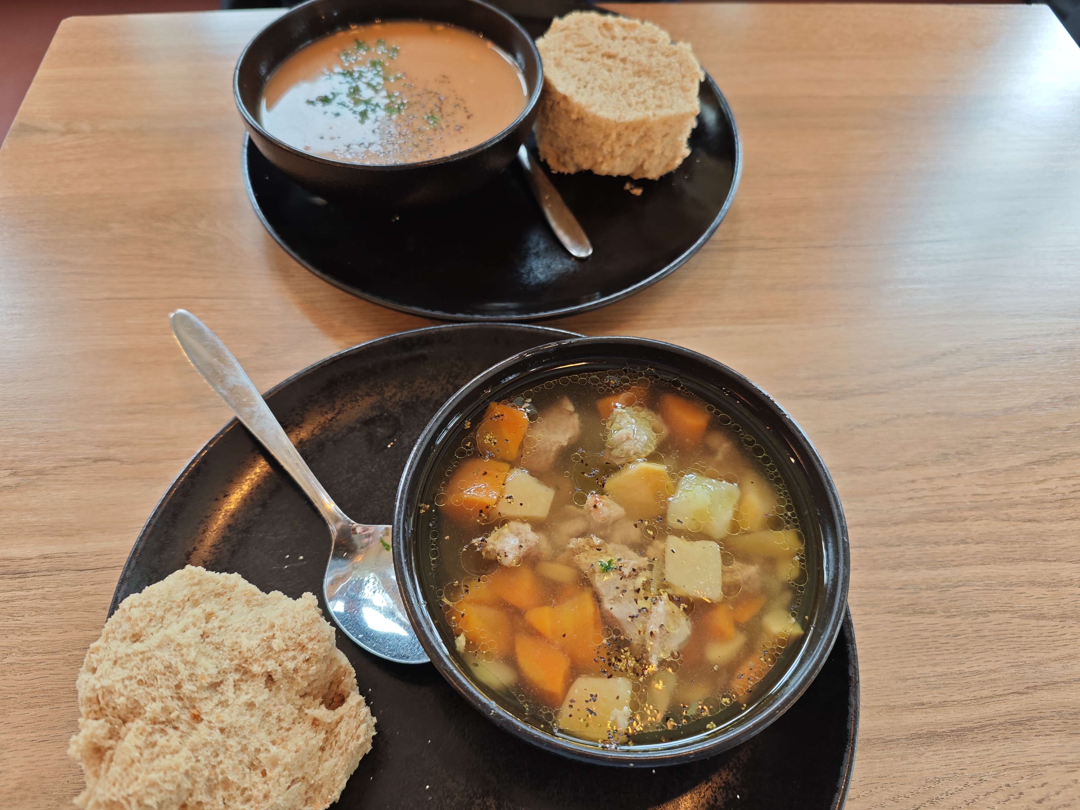 羊肉汤和海鲜汤