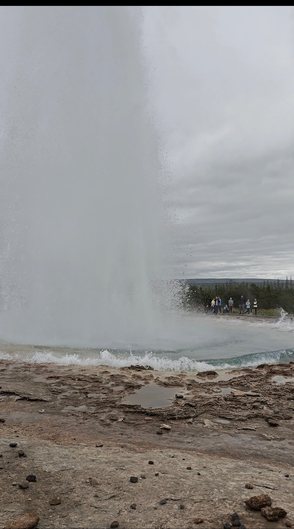 A screenshot from video recording, and its not even the full eruption qwq