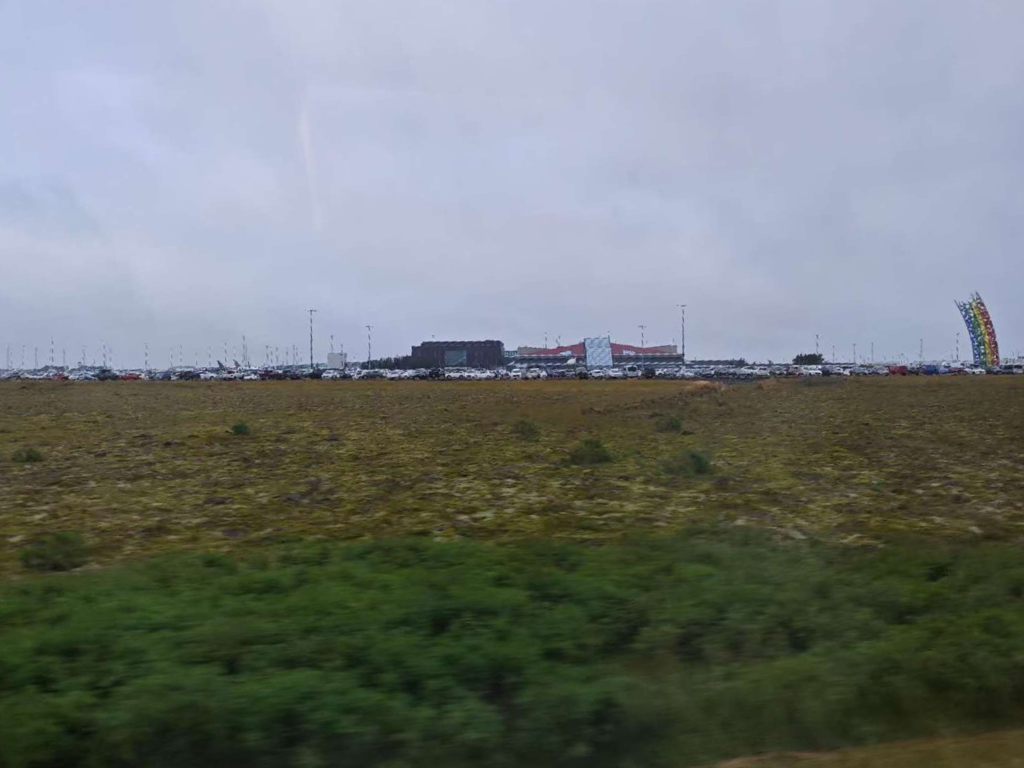 机场外部（从大巴上拍的）