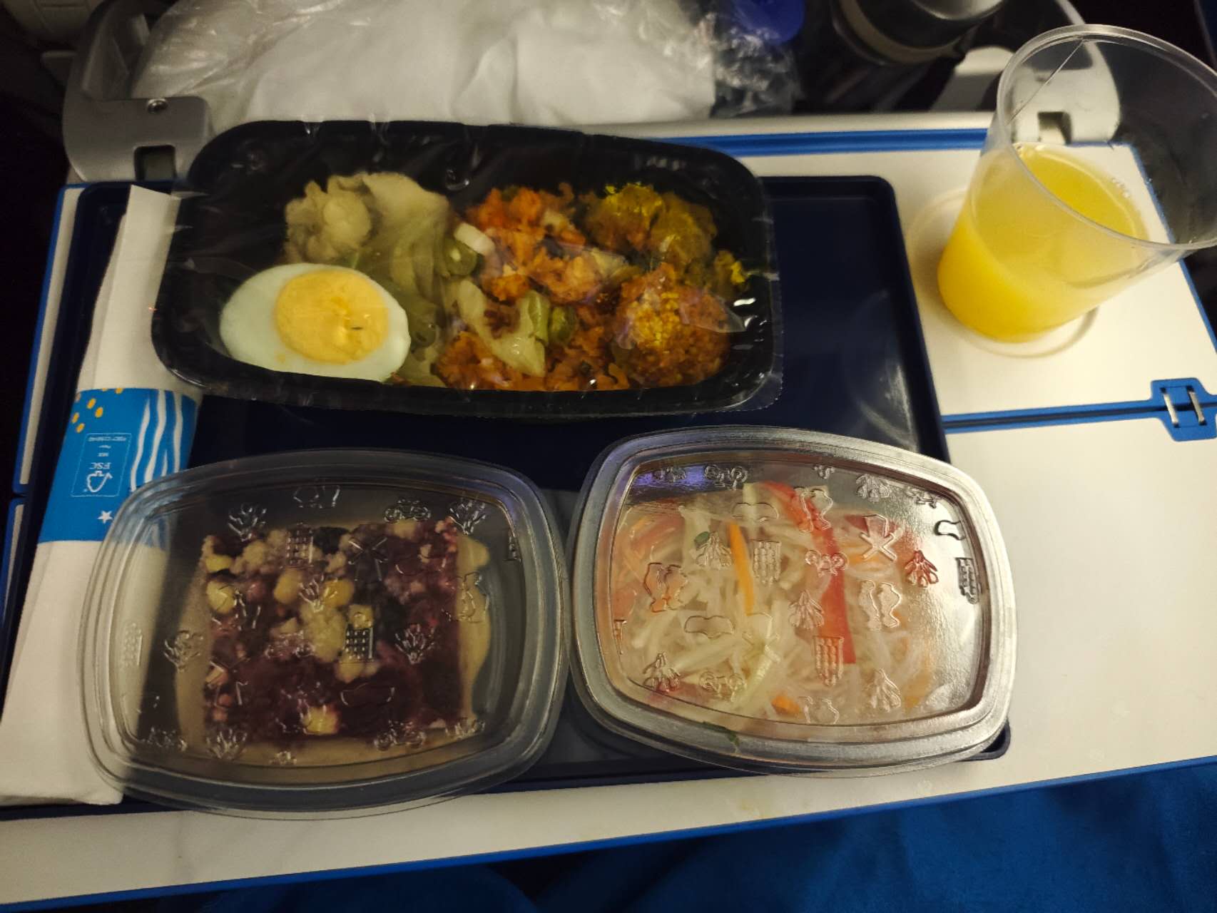 第一顿飞机餐(晚餐)