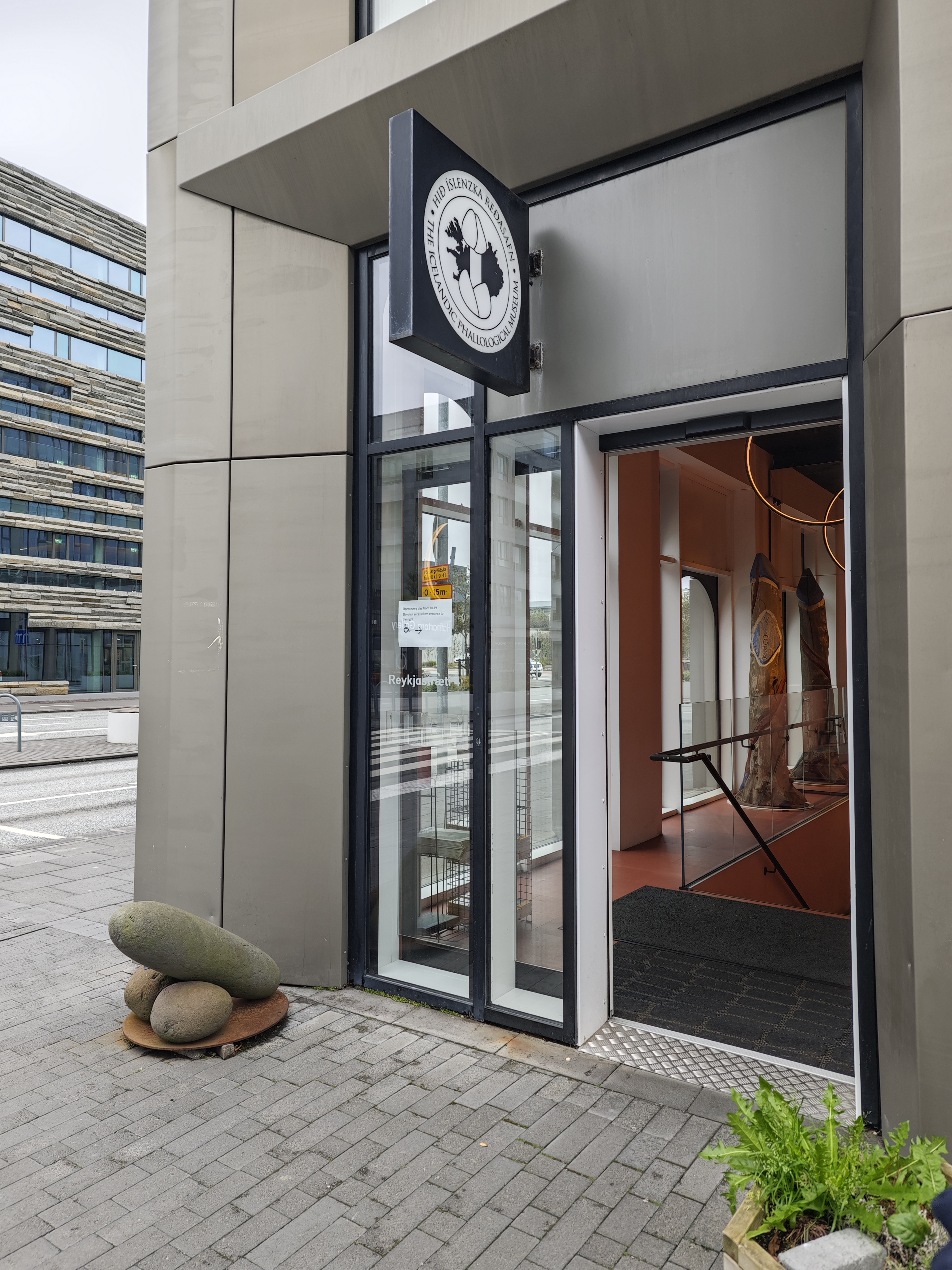 阴茎博物馆外面