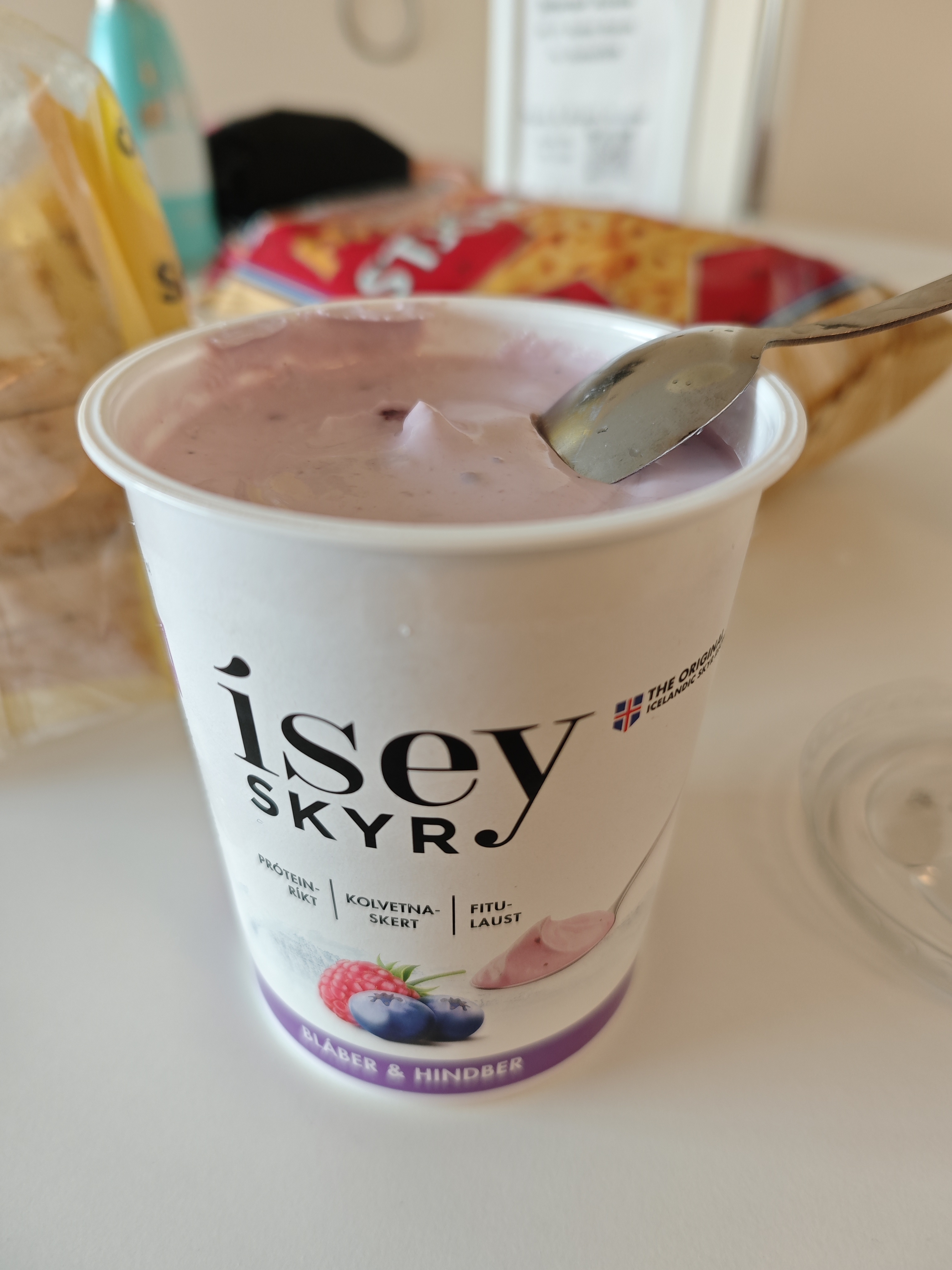 最后一天了 奖励自己一大罐最好吃的树莓skyr!后面是冰岛特色小零食