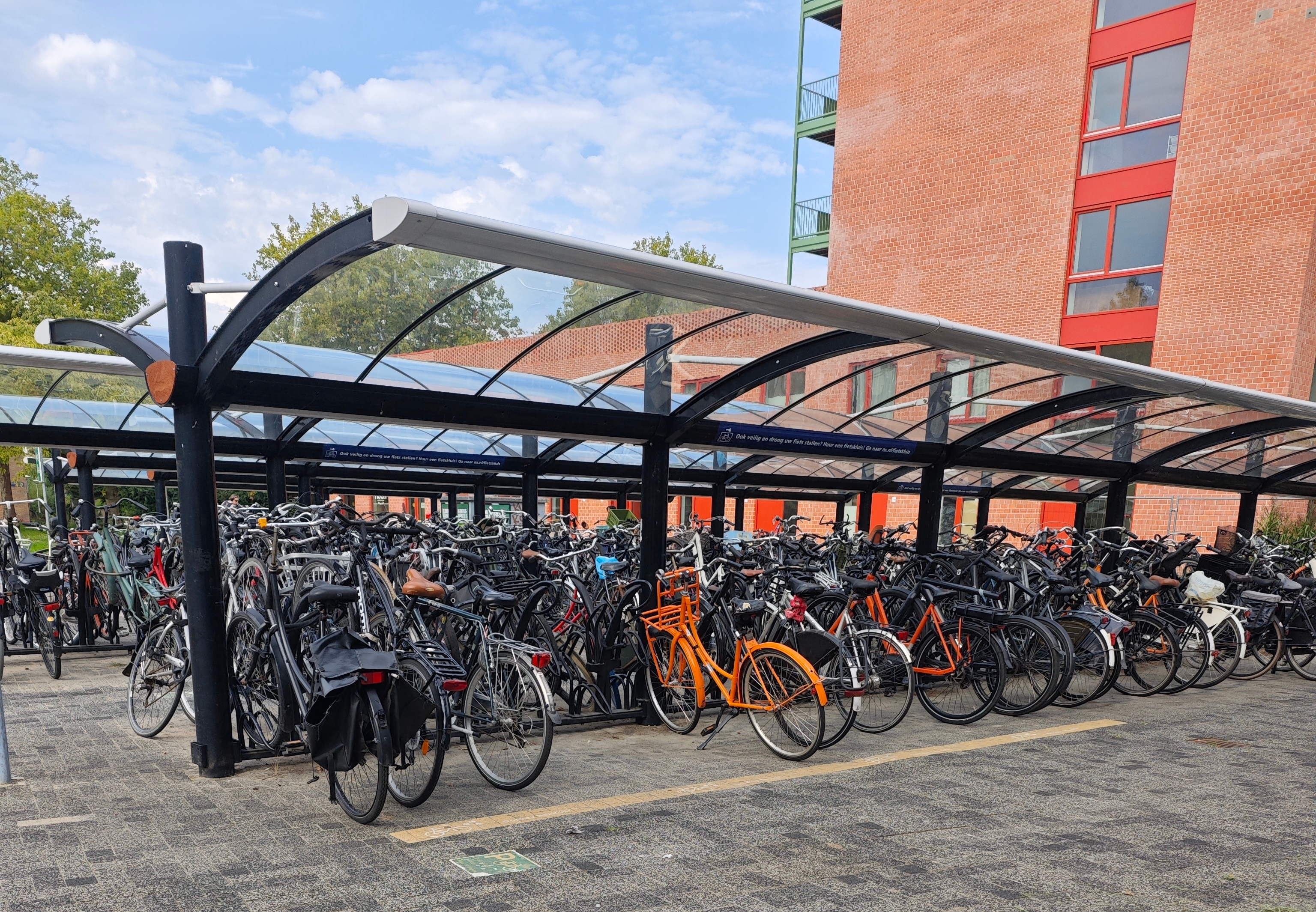 火车站出口处的自行车